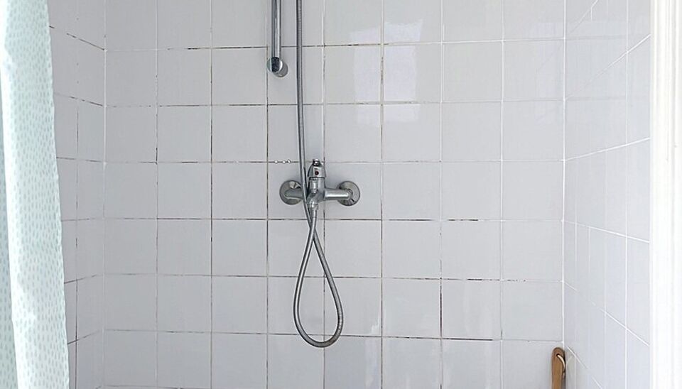 Lichtrijk appartement met balkon in het bruisende Brederodewijk, op wandelafstand van het KMSKA en het Zuidpark.
Vooraan bevindt zich de slaapkamer met aansluitend een extra kamer, ideaal als bureau of dressing. Verder door komt u in de aangename leefruim