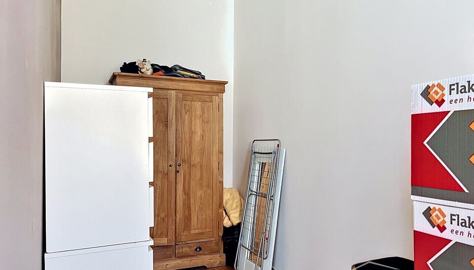 Lichtrijk appartement met balkon in het bruisende Brederodewijk, op wandelafstand van het KMSKA en het Zuidpark.
Vooraan bevindt zich de slaapkamer met aansluitend een extra kamer, ideaal als bureau of dressing. Verder door komt u in de aangename leefruim