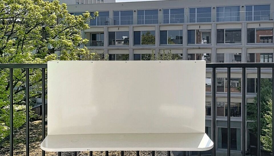 Lichtrijk appartement met balkon in het bruisende Brederodewijk, op wandelafstand van het KMSKA en het Zuidpark.
Vooraan bevindt zich de slaapkamer met aansluitend een extra kamer, ideaal als bureau of dressing. Verder door komt u in de aangename leefruim