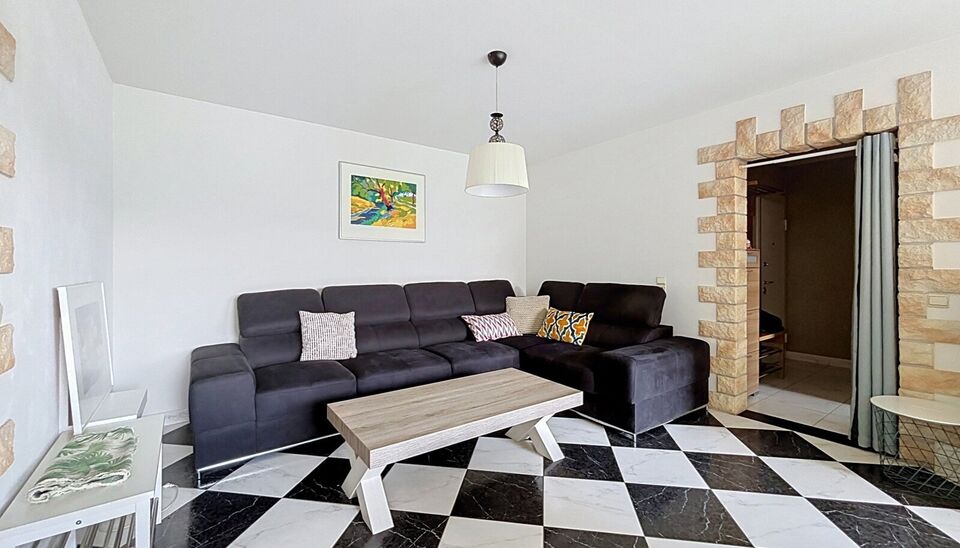 Bent u op zoek naar een comfortabel, instapklaar appartement? Dit instapklare appartement biedt alles wat u nodig heeft! De inkomhal geeft toegang tot een ruime vestiaire en sluit naadloos aan op de keuken. Deze is voorzien van inductievuur, vaatwasser, k