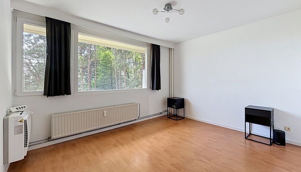 Bent u op zoek naar een comfortabel, instapklaar appartement? Dit instapklare appartement biedt alles wat u nodig heeft! De inkomhal geeft toegang tot een ruime vestiaire en sluit naadloos aan op de keuken. Deze is voorzien van inductievuur, vaatwasser, k