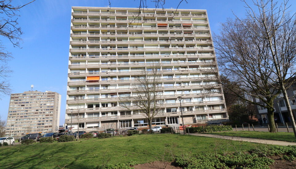 Bent u op zoek naar een comfortabel, instapklaar appartement? Dit instapklare appartement biedt alles wat u nodig heeft! De inkomhal geeft toegang tot een ruime vestiaire en sluit naadloos aan op de keuken. Deze is voorzien van inductievuur, vaatwasser, k