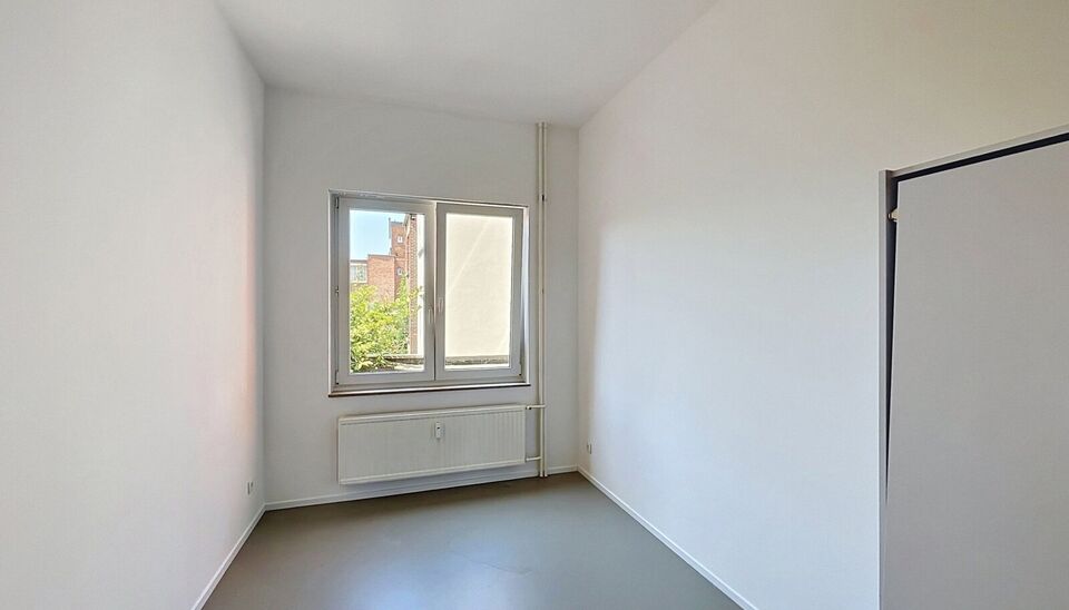 Dit aangename appartement bevindt zich op de eerste verdieping van een kleinschalig gebouw met lift, op een uitstekende ligging op wandelafstand van het Te Boelaarpark.
Via de inkomhal met vestiaire betreedt u de woning. De lichtrijke leefruimte geniet da