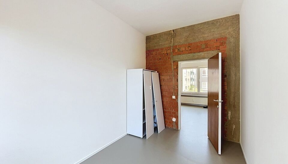 Dit aangename appartement bevindt zich op de eerste verdieping van een kleinschalig gebouw met lift, op een uitstekende ligging op wandelafstand van het Te Boelaarpark.
Via de inkomhal met vestiaire betreedt u de woning. De lichtrijke leefruimte geniet da