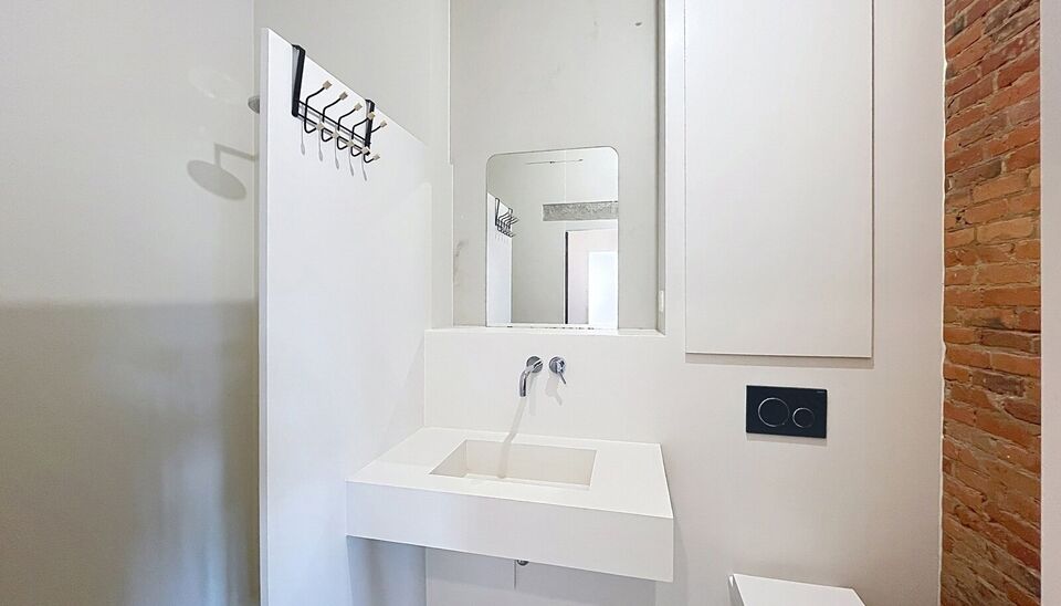 Dit aangename appartement bevindt zich op de eerste verdieping van een kleinschalig gebouw met lift, op een uitstekende ligging op wandelafstand van het Te Boelaarpark.
Via de inkomhal met vestiaire betreedt u de woning. De lichtrijke leefruimte geniet da
