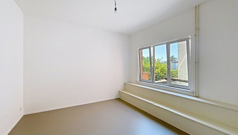 Dit aangename appartement bevindt zich op de eerste verdieping van een kleinschalig gebouw met lift, op een uitstekende ligging op wandelafstand van het Te Boelaarpark.
Via de inkomhal met vestiaire betreedt u de woning. De lichtrijke leefruimte geniet da