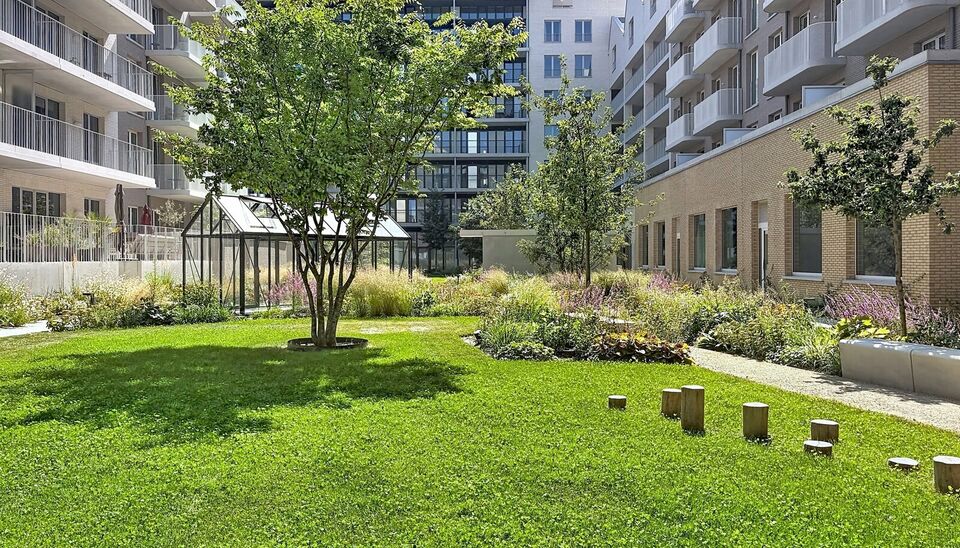 Een stijlvol en energiezuinig appartement (ca. 115 m&sup2;) met een ruim terras met prachtig uitzicht op de binnentuin van project Groene Poort. Dit unieke project werd gerealiseerd in 2026 en onderscheidt zich door zijn moderne architectuur en gemeenschappel