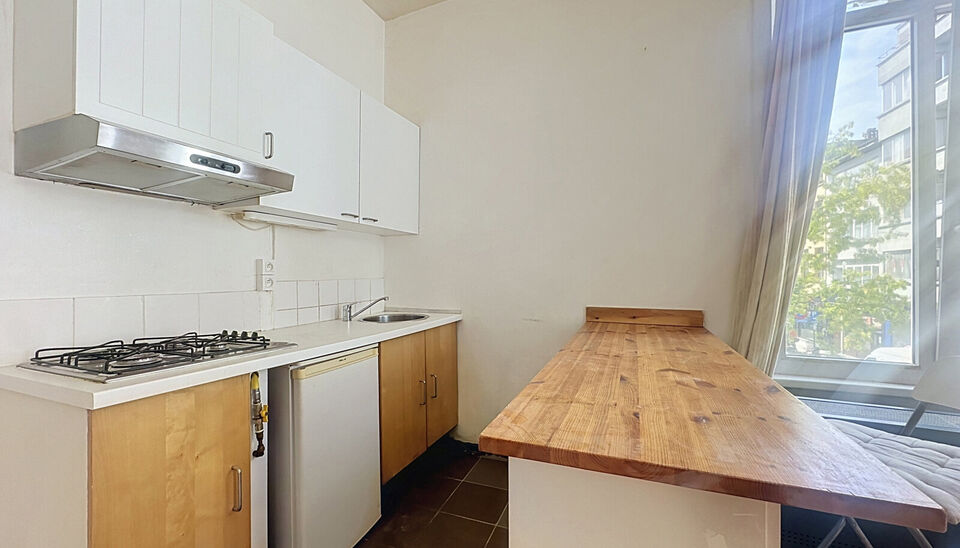 Op een uiterst centrale locatie, op de hoek van de Herderstraat en de Handelstraat en vlak bij het centrum van Antwerpen, bevindt zich dit lichtrijke appartement op de eerste verdieping van een kleinschalig gebouw zonder lift.
Dankzij de gunstige hoekligg