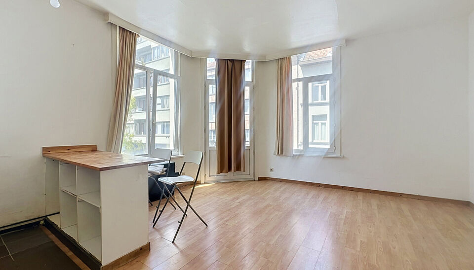 Op een uiterst centrale locatie, op de hoek van de Herderstraat en de Handelstraat en vlak bij het centrum van Antwerpen, bevindt zich dit lichtrijke appartement op de eerste verdieping van een kleinschalig gebouw zonder lift.
Dankzij de gunstige hoekligg