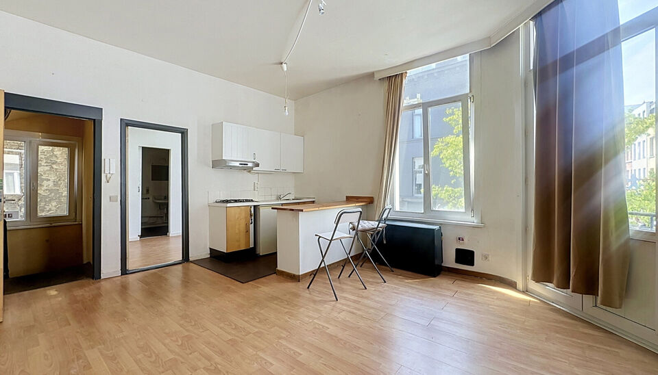 Op een uiterst centrale locatie, op de hoek van de Herderstraat en de Handelstraat en vlak bij het centrum van Antwerpen, bevindt zich dit lichtrijke appartement op de eerste verdieping van een kleinschalig gebouw zonder lift.
Dankzij de gunstige hoekligg