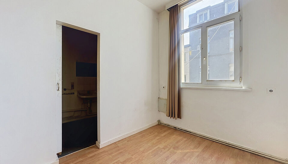 Op een uiterst centrale locatie, op de hoek van de Herderstraat en de Handelstraat en vlak bij het centrum van Antwerpen, bevindt zich dit lichtrijke appartement op de eerste verdieping van een kleinschalig gebouw zonder lift.
Dankzij de gunstige hoekligg