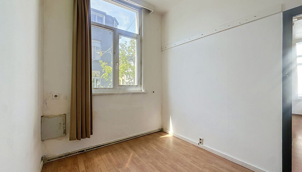 Op een uiterst centrale locatie, op de hoek van de Herderstraat en de Handelstraat en vlak bij het centrum van Antwerpen, bevindt zich dit lichtrijke appartement op de eerste verdieping van een kleinschalig gebouw zonder lift.
Dankzij de gunstige hoekligg