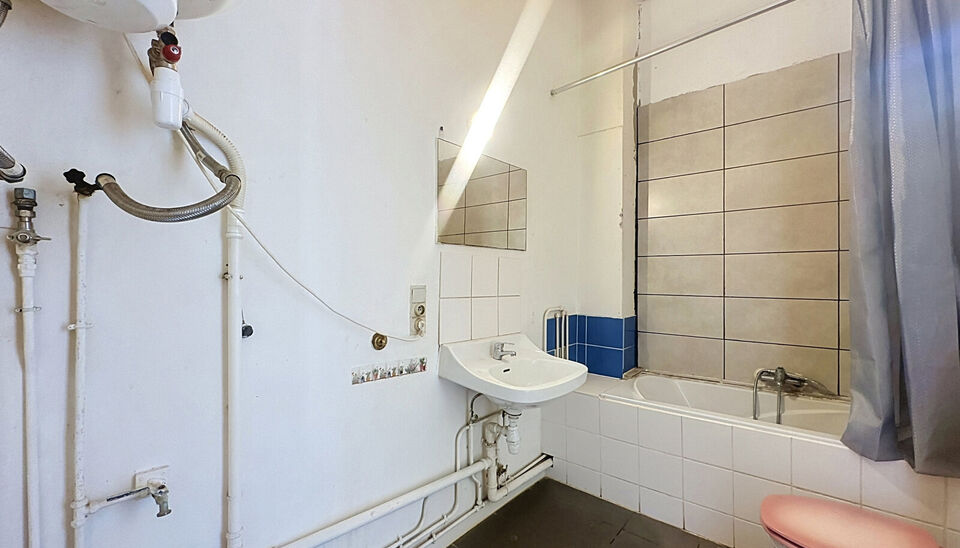 Op een uiterst centrale locatie, op de hoek van de Herderstraat en de Handelstraat en vlak bij het centrum van Antwerpen, bevindt zich dit lichtrijke appartement op de eerste verdieping van een kleinschalig gebouw zonder lift.
Dankzij de gunstige hoekligg