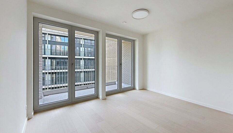 Een stijlvol en energiezuinig appartement (ca. 115 m&sup2;) met een ruim terras met prachtig uitzicht op de binnentuin van project Groene Poort (Lange Lobroekstraat 124 verdieping 3, 2060 Antwerpen). Dit unieke project werd gerealiseerd in 2026 en onderscheid