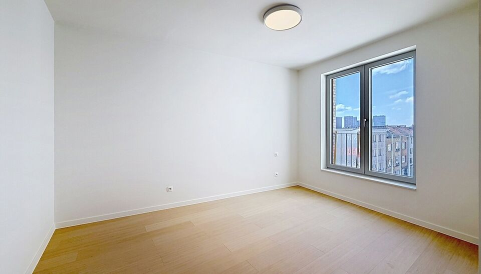Een stijlvol en energiezuinig appartement (ca. 115 m&sup2;) met een ruim terras met prachtig uitzicht op de binnentuin van project Groene Poort (Lange Lobroekstraat 124 verdieping 3, 2060 Antwerpen). Dit unieke project werd gerealiseerd in 2026 en onderscheid