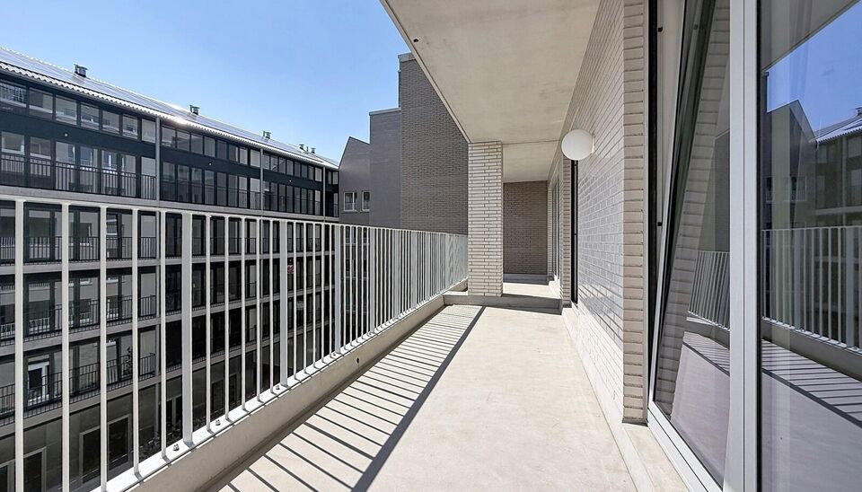 Een stijlvol en energiezuinig appartement (ca. 115 m&sup2;) met een ruim terras met prachtig uitzicht op de binnentuin van project Groene Poort (Lange Lobroekstraat 124 verdieping 3, 2060 Antwerpen). Dit unieke project werd gerealiseerd in 2026 en onderscheid