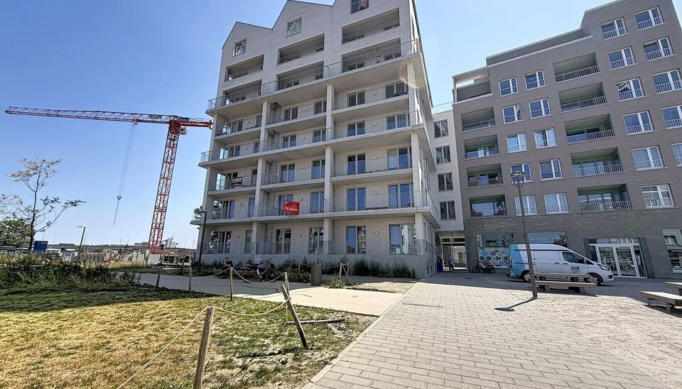 Een stijlvol en energiezuinig appartement (ca. 115 m&sup2;) met een ruim terras met prachtig uitzicht op de binnentuin van project Groene Poort (Lange Lobroekstraat 124 verdieping 3, 2060 Antwerpen). Dit unieke project werd gerealiseerd in 2026 en onderscheid