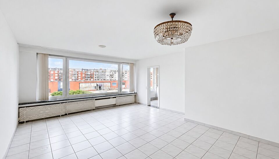 Instapklaar appartement met drie slaapkamers aan de Bosuil in een klein gebouw met garage. Een lichtrijk appartement op de 2e verdieping met terrasje.
Inkomhal, aangename en ruime leefruimte die dankzij de grote raampartijen geniet van veel natuurlijk lic