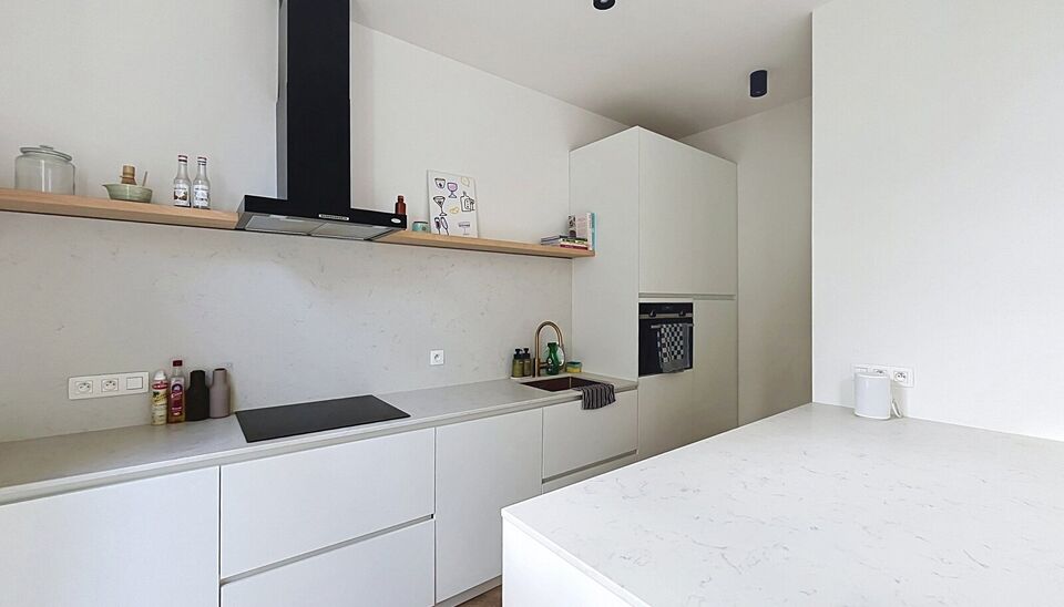 Dit uitzonderlijk lichtrijke appartement bevindt zich in een volledig gerenoveerd gebouw op een uitstekende locatie, tussen het Modemuseum en het bruisende Zuid.
Het appartement werd kwalitatief afgewerkt en combineert hedendaags wooncomfort met karakterv