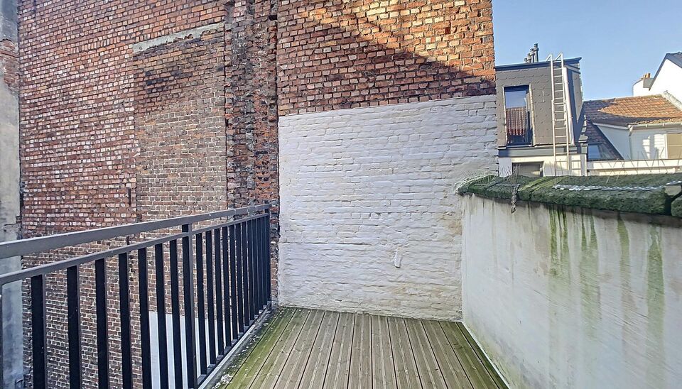 Dit uitzonderlijk lichtrijke appartement bevindt zich in een volledig gerenoveerd gebouw op een uitstekende locatie, tussen het Modemuseum en het bruisende Zuid.
Het appartement werd kwalitatief afgewerkt en combineert hedendaags wooncomfort met karakterv