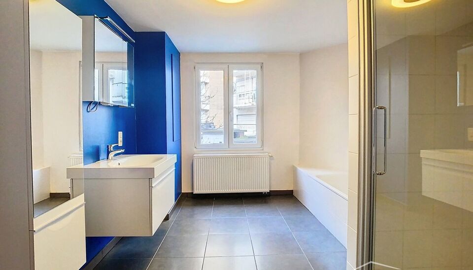 Een goed gelegen appartement op de eerste verdieping, gelegen in een rustige straat nabij het stadspark. De ruime woonkamer (ca.30 m&sup2;), voorzien van een plankenvloer, biedt een aangename leefruimte met een erker van circa 1 m&sup2; aan de voorzijde, perfect 