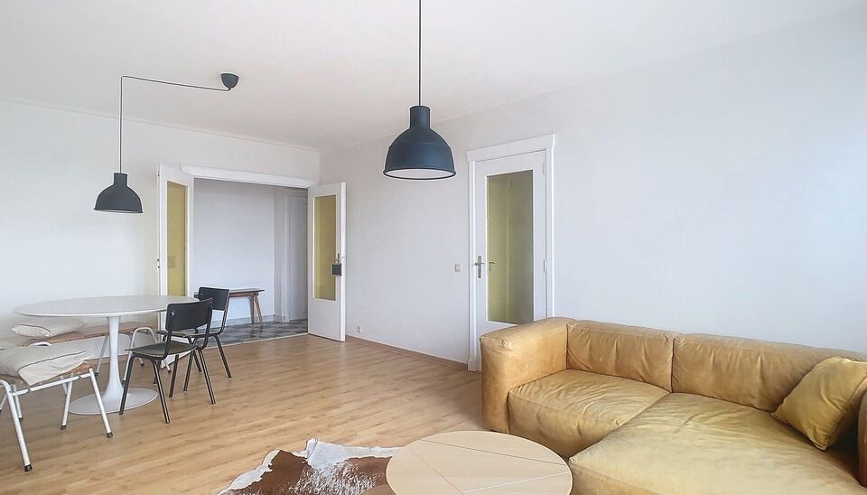 Dit verzorgde volledig ingerichte appartement bevindt zich vlakbij het bruisende Zurenborg met leuke cafés en het Boelaerpark voor een aangename wandeling. U betreedt het appartement via de inkomhal (ca.7m²) die voorzien is van kastruimte. De lichtrijke