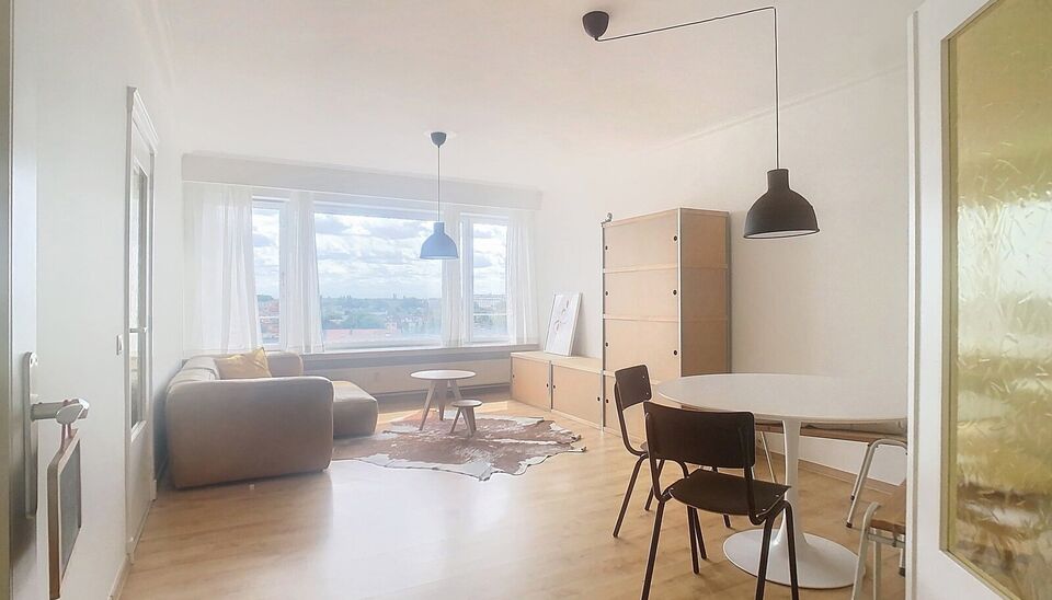 Dit verzorgde volledig ingerichte appartement bevindt zich vlakbij het bruisende Zurenborg met leuke cafés en het Boelaerpark voor een aangename wandeling. U betreedt het appartement via de inkomhal (ca.7m²) die voorzien is van kastruimte. De lichtrijke