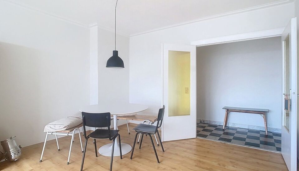 Dit verzorgde volledig ingerichte appartement bevindt zich vlakbij het bruisende Zurenborg met leuke cafés en het Boelaerpark voor een aangename wandeling. U betreedt het appartement via de inkomhal (ca.7m²) die voorzien is van kastruimte. De lichtrijke