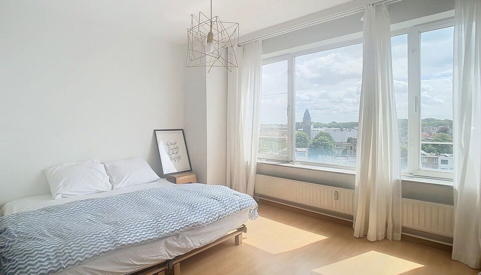 Dit verzorgde volledig ingerichte appartement bevindt zich vlakbij het bruisende Zurenborg met leuke cafés en het Boelaerpark voor een aangename wandeling. U betreedt het appartement via de inkomhal (ca.7m²) die voorzien is van kastruimte. De lichtrijke