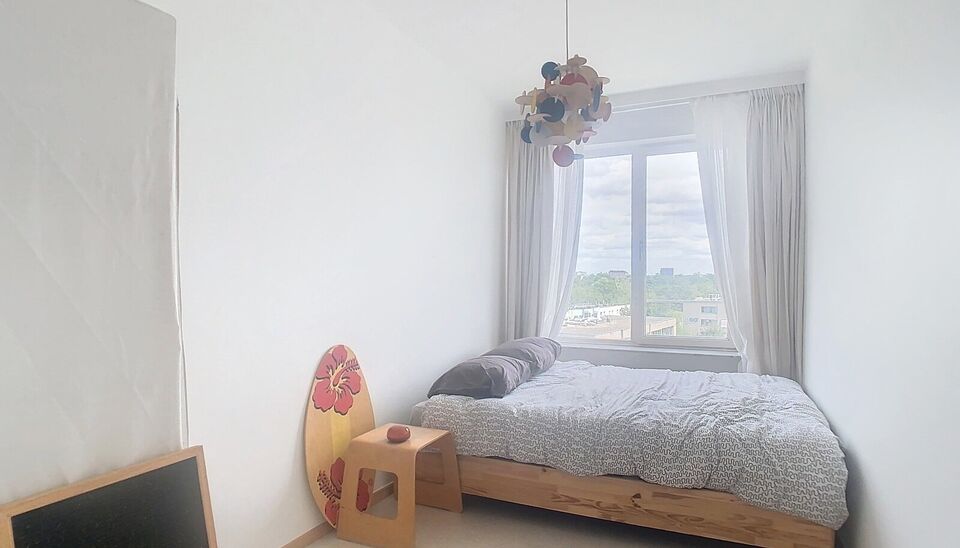 Dit verzorgde volledig ingerichte appartement bevindt zich vlakbij het bruisende Zurenborg met leuke cafés en het Boelaerpark voor een aangename wandeling. U betreedt het appartement via de inkomhal (ca.7m²) die voorzien is van kastruimte. De lichtrijke