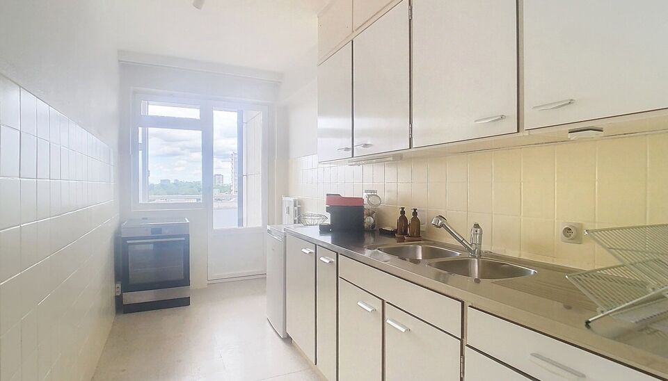 Dit verzorgde volledig ingerichte appartement bevindt zich vlakbij het bruisende Zurenborg met leuke cafés en het Boelaerpark voor een aangename wandeling. U betreedt het appartement via de inkomhal (ca.7m²) die voorzien is van kastruimte. De lichtrijke