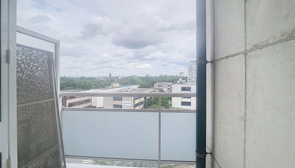 Dit verzorgde volledig ingerichte appartement bevindt zich vlakbij het bruisende Zurenborg met leuke cafés en het Boelaerpark voor een aangename wandeling. U betreedt het appartement via de inkomhal (ca.7m²) die voorzien is van kastruimte. De lichtrijke