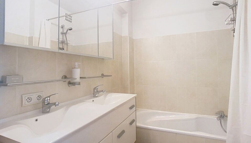 Dit verzorgde volledig ingerichte appartement bevindt zich vlakbij het bruisende Zurenborg met leuke cafés en het Boelaerpark voor een aangename wandeling. U betreedt het appartement via de inkomhal (ca.7m²) die voorzien is van kastruimte. De lichtrijke