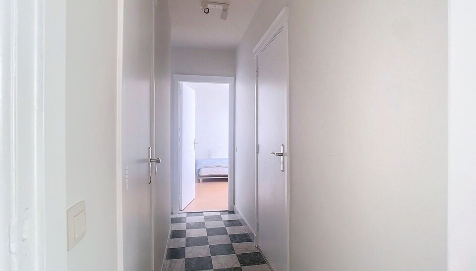 Dit verzorgde volledig ingerichte appartement bevindt zich vlakbij het bruisende Zurenborg met leuke cafés en het Boelaerpark voor een aangename wandeling. U betreedt het appartement via de inkomhal (ca.7m²) die voorzien is van kastruimte. De lichtrijke