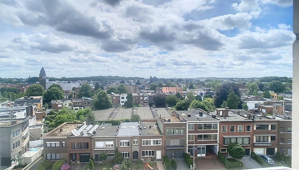 Dit verzorgde volledig ingerichte appartement bevindt zich vlakbij het bruisende Zurenborg met leuke cafés en het Boelaerpark voor een aangename wandeling. U betreedt het appartement via de inkomhal (ca.7m²) die voorzien is van kastruimte. De lichtrijke