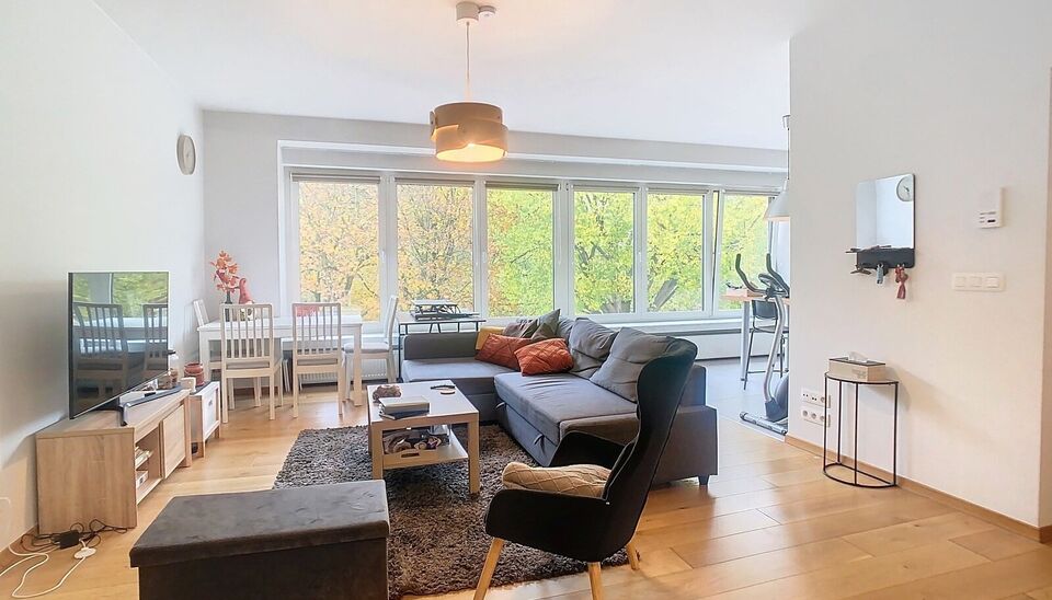 Stijlvol  appartement (ca.80 m²) met uitzicht op het Leeuwerikpark, nabij de invalswegen en autostrade. Inkomhal met vestiaire, ruime woon- en eetkamer (ca. 32 m²) op parketvloer. Half-open geïnstalleerde keuken voorzien van keramische kookplaat, dampk
