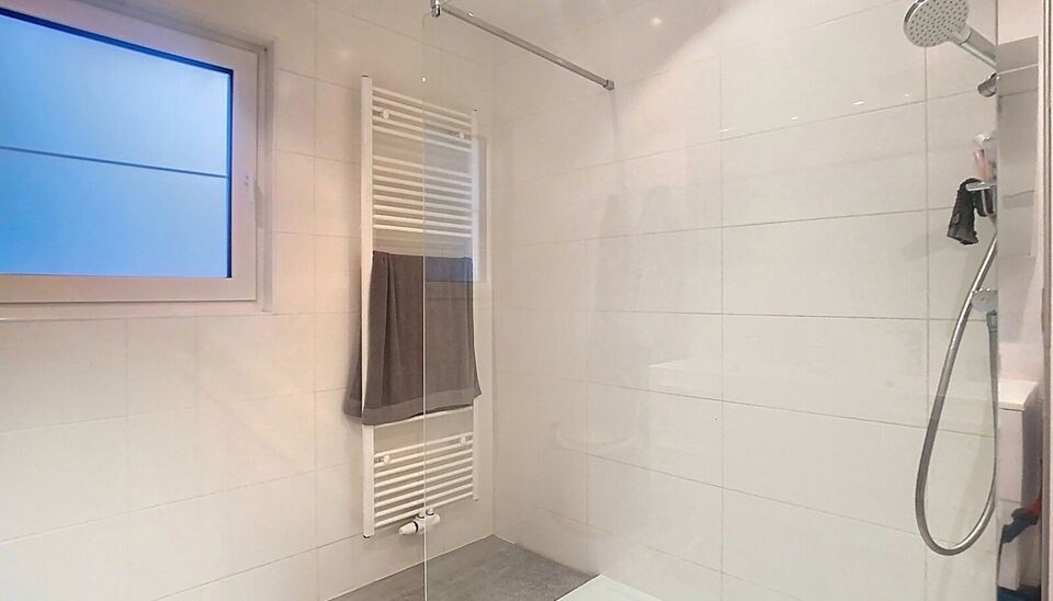 Stijlvol  appartement (ca.80 m²) met uitzicht op het Leeuwerikpark, nabij de invalswegen en autostrade. Inkomhal met vestiaire, ruime woon- en eetkamer (ca. 32 m²) op parketvloer. Half-open geïnstalleerde keuken voorzien van keramische kookplaat, dampk