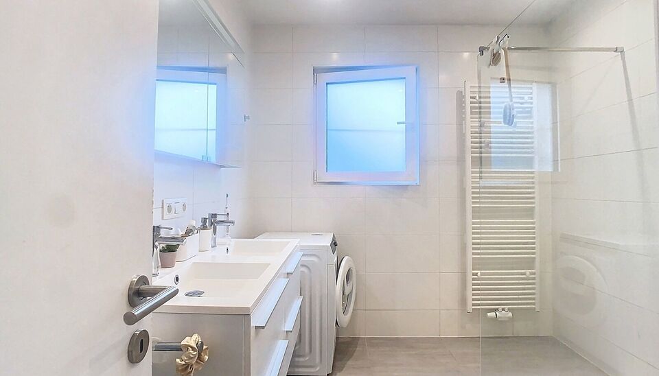 Stijlvol  appartement (ca.80 m²) met uitzicht op het Leeuwerikpark, nabij de invalswegen en autostrade. Inkomhal met vestiaire, ruime woon- en eetkamer (ca. 32 m²) op parketvloer. Half-open geïnstalleerde keuken voorzien van keramische kookplaat, dampk