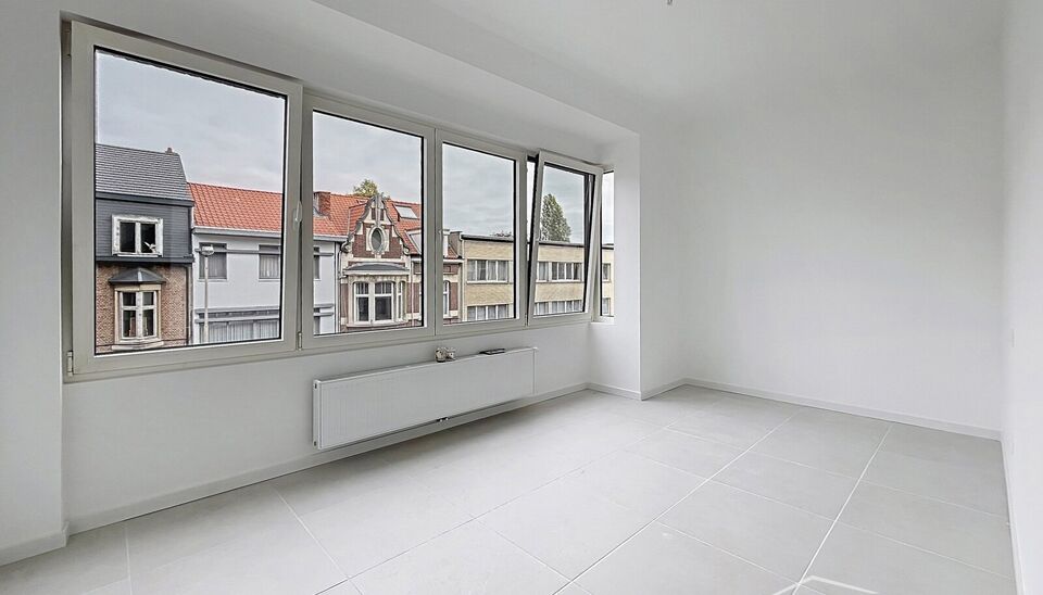 Op de tweede verdieping van een recent gerenoveerd gebouw bevindt zich dit volledig vernieuwde appartement met een zonnig terras van ca. 5m². De ligging is ideaal: vlak bij Pulhof, de Universiteit Antwerpen en alle belangrijke invalswegen.
De oplevering 
