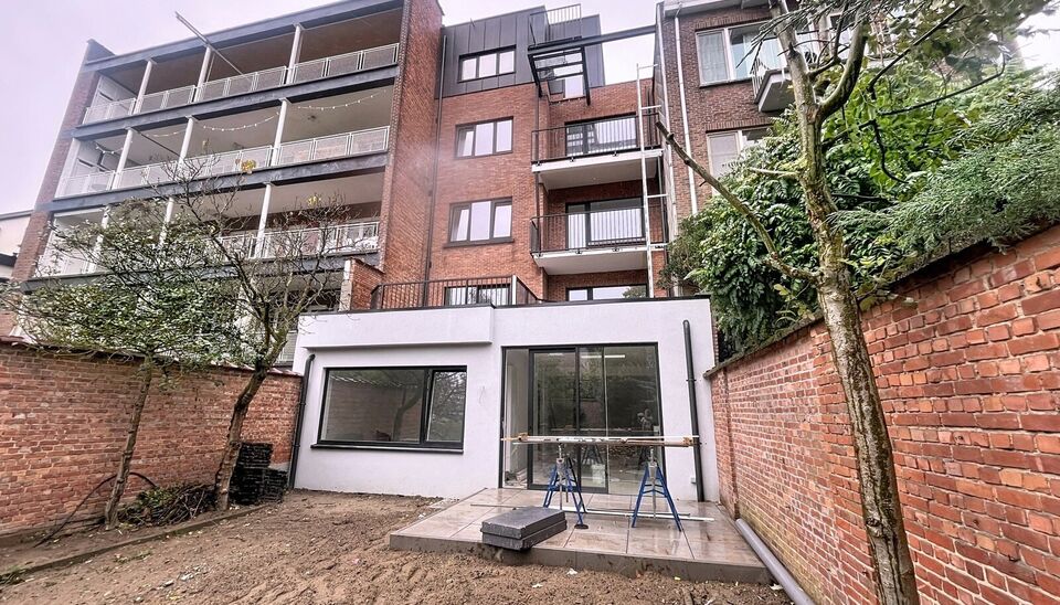 Op de tweede verdieping van een recent gerenoveerd gebouw bevindt zich dit volledig vernieuwde appartement met een zonnig terras van ca. 5m². De ligging is ideaal: vlak bij Pulhof, de Universiteit Antwerpen en alle belangrijke invalswegen.
De oplevering 