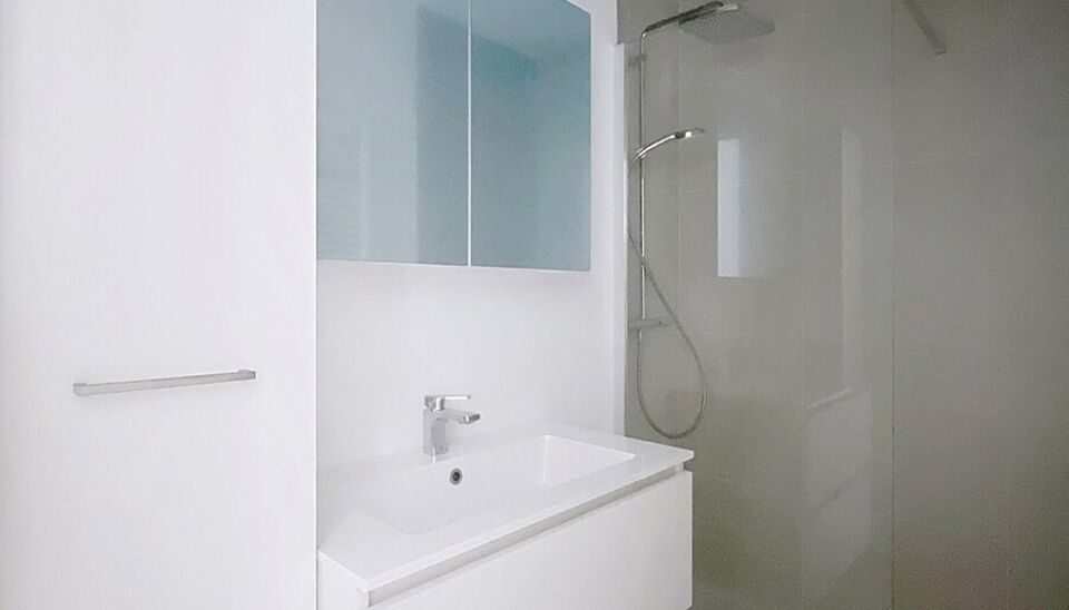 Op de derde verdieping van een recent gerenoveerd gebouw bevindt zich dit volledig vernieuwde appartement met een zonnig terras van ca. 5m². De ligging is ideaal: vlak bij Pulhof, de Universiteit Antwerpen en alle belangrijke invalswegen.
De oplevering i