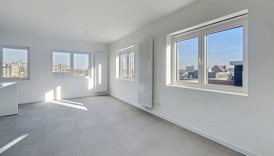 Op de vierde verdieping van een recent gerenoveerd gebouw bevindt zich dit volledig vernieuwde appartement met een zonnig terras van ca. 4m&sup2;. De ligging is ideaal: vlak bij Pulhof, de Universiteit Antwerpen en alle belangrijke invalswegen.
Bij het binnen