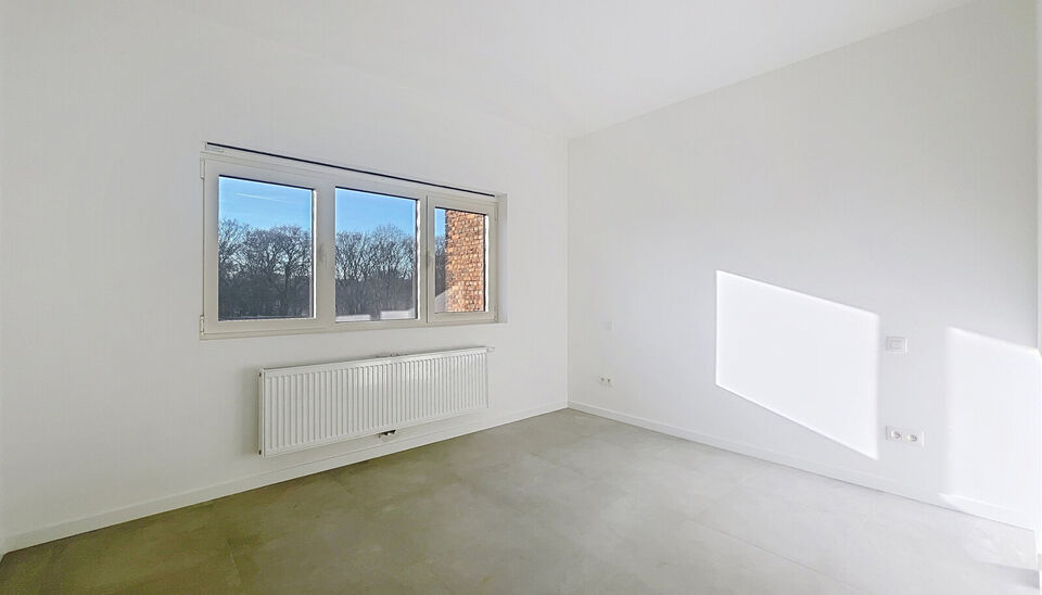 Op de vierde verdieping van een recent gerenoveerd gebouw bevindt zich dit volledig vernieuwde appartement met een zonnig terras van ca. 4m&sup2;. De ligging is ideaal: vlak bij Pulhof, de Universiteit Antwerpen en alle belangrijke invalswegen.
Bij het binnen