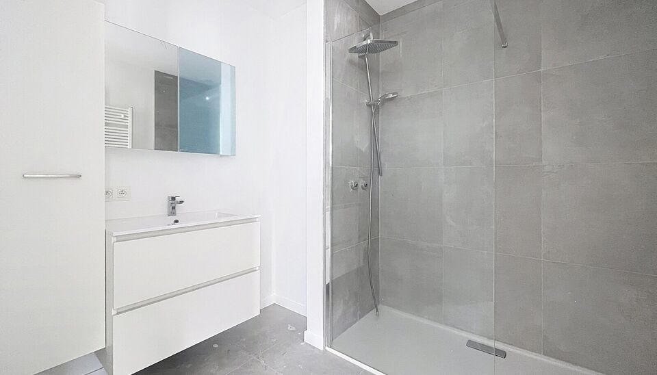 Op de vierde verdieping van een recent gerenoveerd gebouw bevindt zich dit volledig vernieuwde appartement met een zonnig terras van ca. 4m&sup2;. De ligging is ideaal: vlak bij Pulhof, de Universiteit Antwerpen en alle belangrijke invalswegen.
Bij het binnen