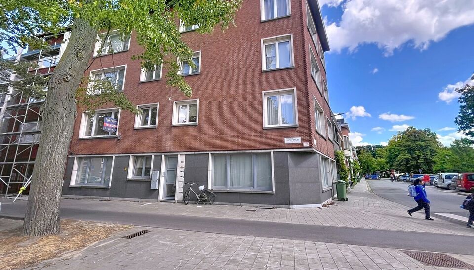 Licht appartement op wandelafstand van het Te Boelaarpark en diverse winkels.
De inkomhal leidt naar de woon- en eetkamer (ca. 23 m&sup2;) met laminaatvloer, aansluitend aan de praktische hoekkeuken. Het appartement beschikt over 2 slaapkamers (ca. 13 m&sup2; - 5