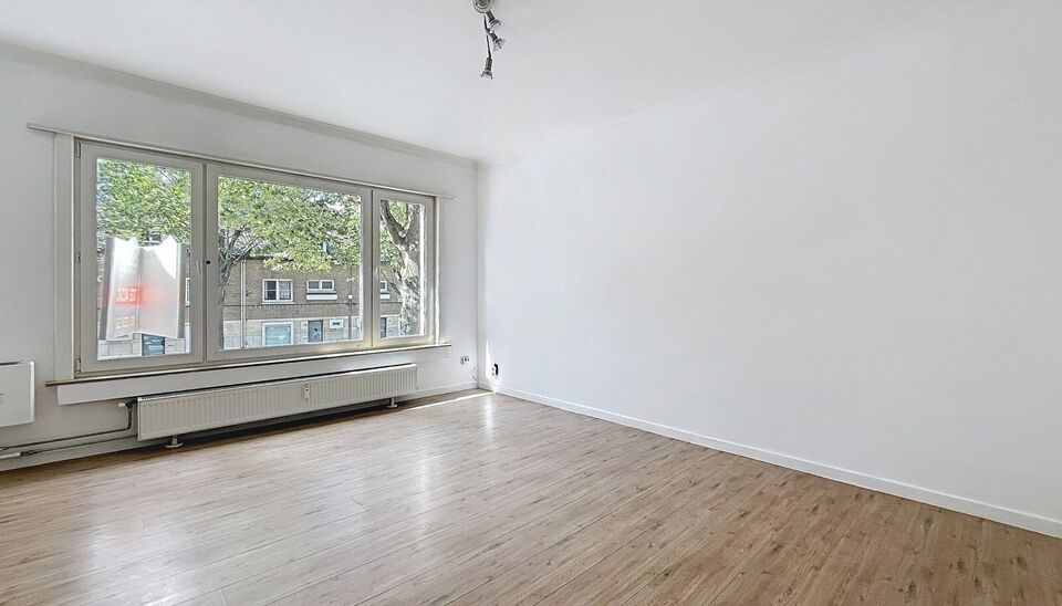 Licht appartement op wandelafstand van het Te Boelaarpark en diverse winkels.
De inkomhal leidt naar de woon- en eetkamer (ca. 23 m&sup2;) met laminaatvloer, aansluitend aan de praktische hoekkeuken. Het appartement beschikt over 2 slaapkamers (ca. 13 m&sup2; - 5