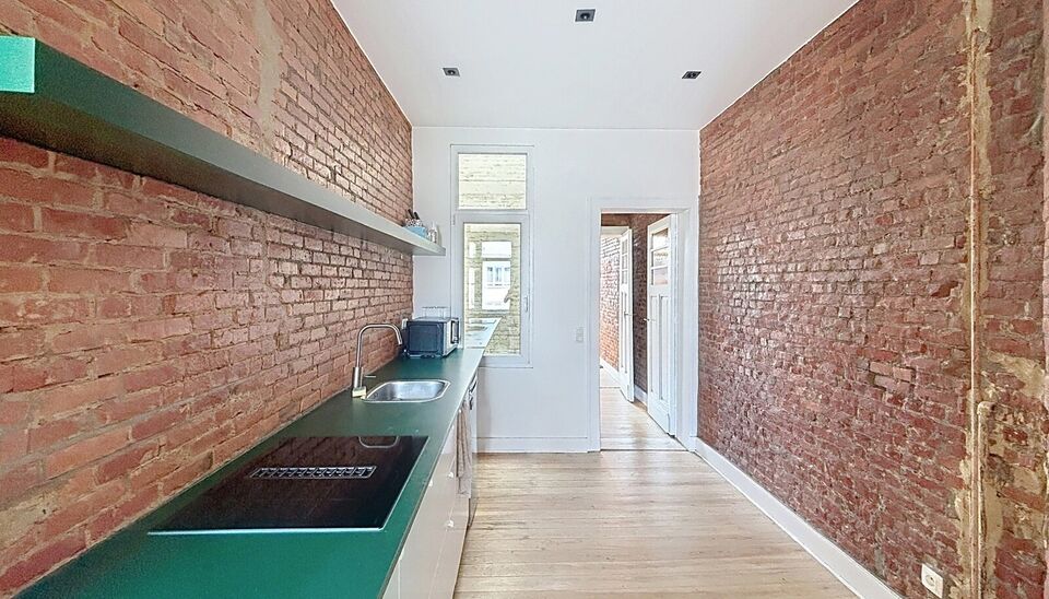 Appartement op wandelafstand van Te Boelaarpark in een kleinschalig gebouw met lift. 
Een ruime leefruimte is voorzien aan straatkant met aansluitend de keuken voorzien van vuur, lavabo en koelkast met vriesvak. 
De ruime slaapkamer (ca 22m&sup2;) is aangeslo