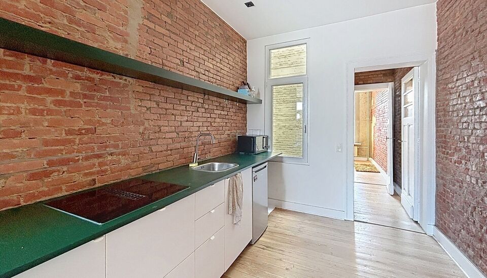 Appartement op wandelafstand van Te Boelaarpark in een kleinschalig gebouw met lift. 
Een ruime leefruimte is voorzien aan straatkant met aansluitend de keuken voorzien van vuur, lavabo en koelkast met vriesvak. 
De ruime slaapkamer (ca 22m&sup2;) is aangeslo