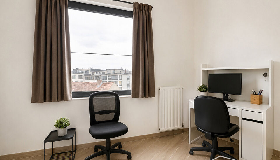 Twee slaapkamer appartement met lift. Via de gang komen we rechtstreeks in de ruime lichtrijke woonkamer op keramische tegelvloer (ca.34m&sup2;) met aansluitend de ingerichte keuken  (ca 8m&sup2; ) met koelkast, keramisch kookvuur, dampkap, ingebouwde vaatwasmach