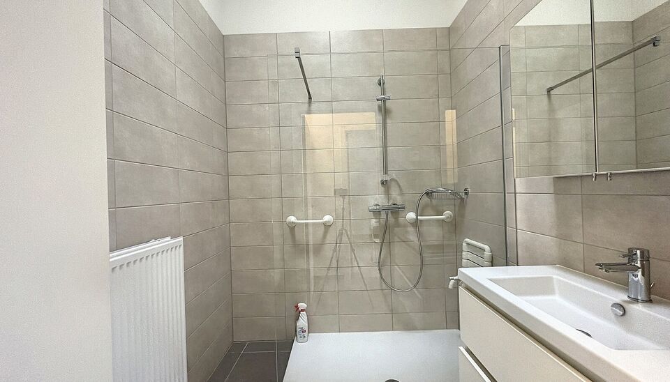 Twee slaapkamer appartement met lift. Via de gang komen we rechtstreeks in de ruime lichtrijke woonkamer op keramische tegelvloer (ca.34m&sup2;) met aansluitend de ingerichte keuken  (ca 8m&sup2; ) met koelkast, keramisch kookvuur, dampkap, ingebouwde vaatwasmach